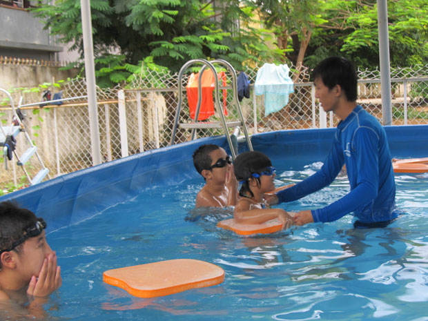 Giáo viên hướng dẫn kỹ năng bơi lội cho học sinh Trường tiểu học Núi Thành sáng 30-6.