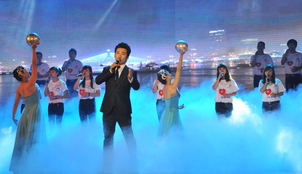 Ca sĩ Quang Hào thể hiện một ca khúc viết về Đà Nẵng trong liveshow 