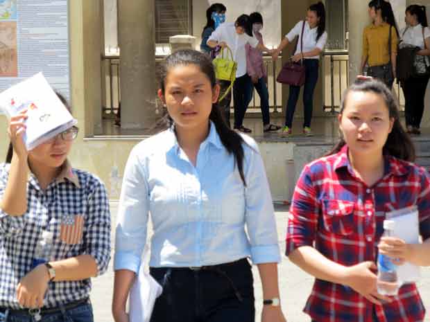 Thí sinh dự thi ở Hội đồng thi Trường THPT Trần Phú ra về sau buổi thi môn Toán.