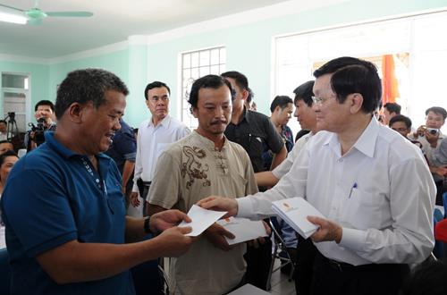 Giving gifts to families of local fishing boats which have been operating in the Hoang Sa waters.