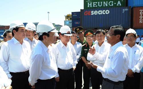 The Director of the Da Nang Port, Mr Nguyen Thu, briefing the President on the port’s performance over recent years. 