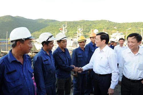 Visiting workers who are involved in repairing fisheries surveillance ship KN-951, which had been seriously damaged in collisions with Chinese vessels.