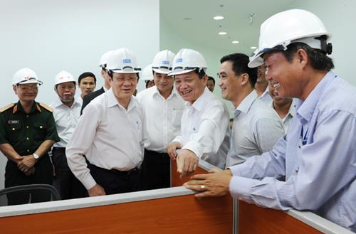 Secretary Tho showing the President around a new office of the Department of Home Affairs on the 10th floor of the city’s new Administration Centre. 