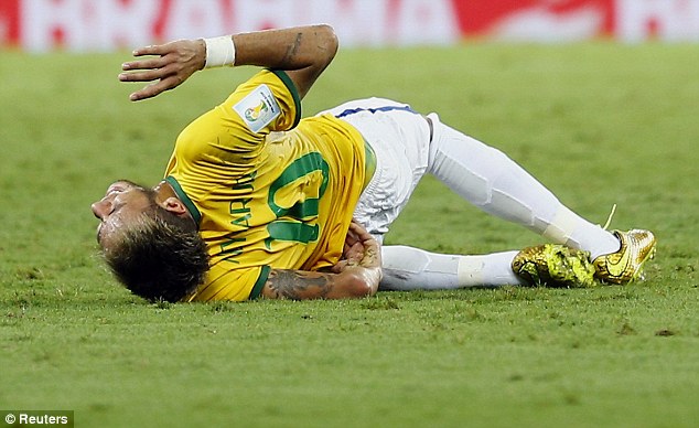  Neymar dính chấn thương lúc cuối trận