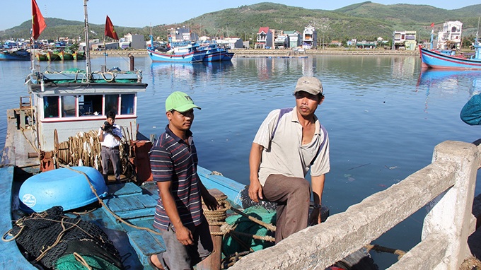 Ngư dân Trần Xi (trước) và Nguyễn Ngọc Quý trở về sau chuyến biển kinh hoàng