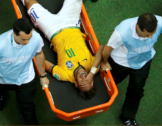 Neymar đã rời sân trong những giọt nước mắt - Ảnh: Reuters  