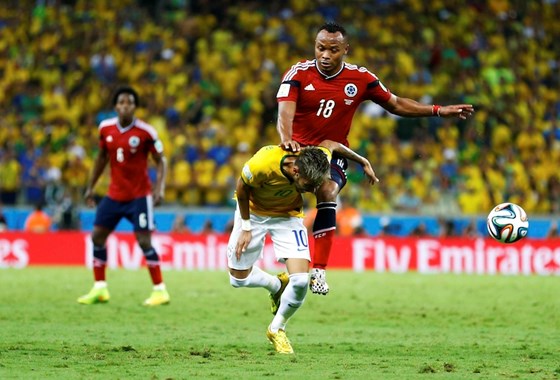 Pha tranh bóng dẫn đến chấn thương lưng của Neymar - Ảnh: Reuters   