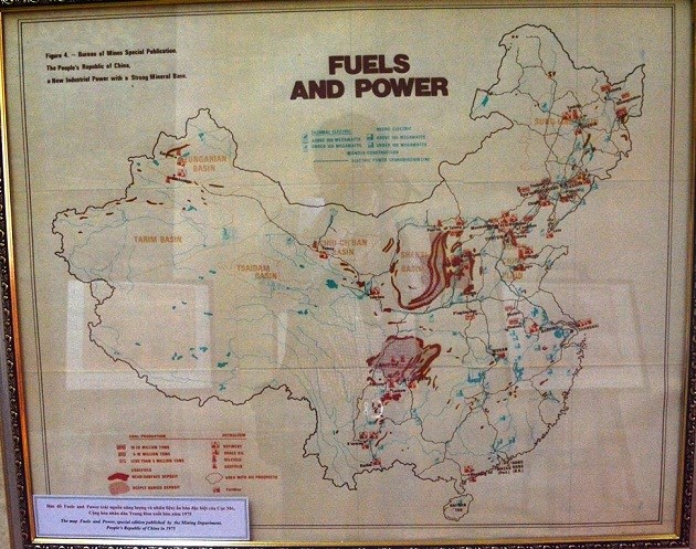 Bản đồ các nguồn năng lượng và nguyên liệu, ấn bản đặc biệt của Cục mỏ (Cộng hòa nhân dân Trung Hoa) xuất bản năm 1975 cho thấy phần lãnh thổ Trung Quốc chỉ dừng lại ở đảo Hải Nam.