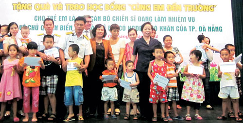  Granting scholarships to children whose parents are implementing law enforcement missions in the Hoang Sa waters