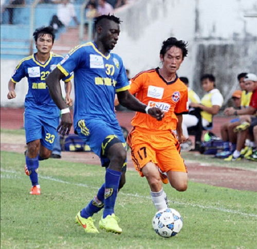 SHB DN’s midfielder Vu Phong (17) 