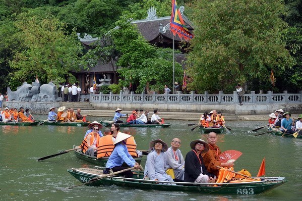 Khách du lịch nội địa đến với Danh thắng Tràng An (Ninh Bình). 