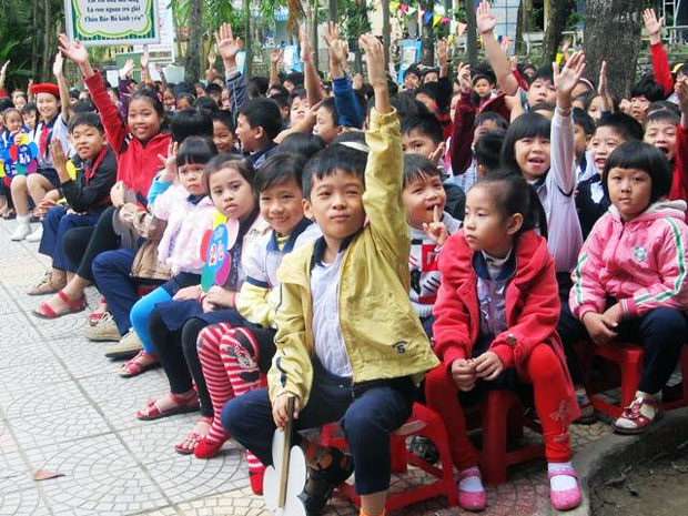 Chưa hết thời gian tuyển sinh, Trường tiểu học Bế Văn Đàn đã phát sinh hơn 20 hồ sơ học sinh so với chỉ tiêu quy định. TRONG ẢNH: Học sinh Trường tiểu học Bế Văn Đàn trong một buổi học ngoại khóa. 	                                   Ảnh: NGỌC ĐOAN