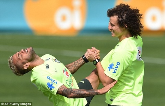 Gương mặt đầy biểu cảm của Alves và Luiz. 