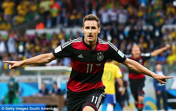 Klose nâng thành tích ghi bàn ở các kỳ World Cup lên con số 16