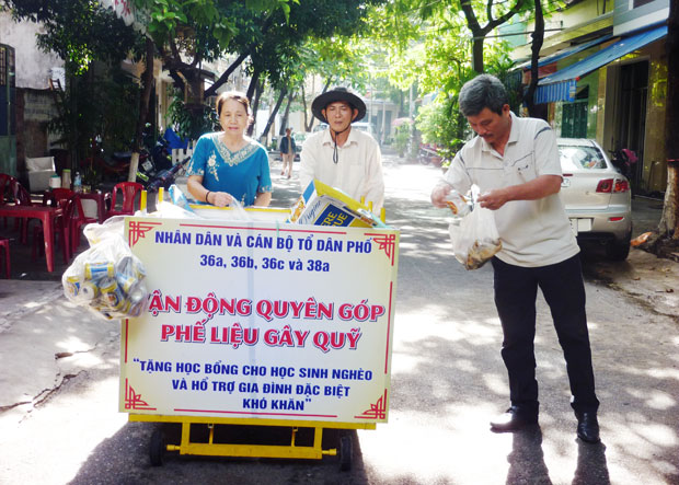 Việc thu gom phế liệu - sáng kiến của ông Đoàn Minh Vương - được thực hiện để tặng học bổng cho học sinh nghèo và hỗ trợ gia đình đặc biệt khó khăn. 