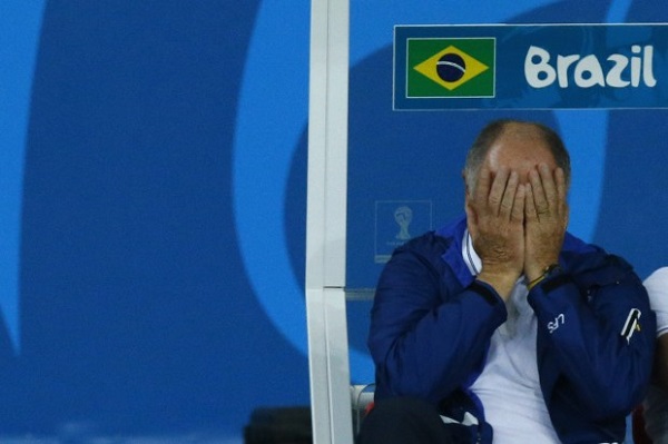 Trên ghế HLV, ông Felipe Scolari chỉ còn biết ôm mặt. Kế hoạch mà ông vạch ra đã bị phá sản hoàn toàn.