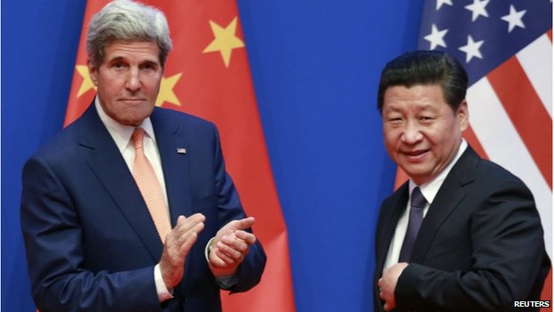 Chủ tịch Trung Quốc Tập Cận Bình (phải) đón tiếp Ngoại trưởng Mỹ, John Kerry tại Bắc Kinh, ngày 9-7-2014. Ảnh: Reuters