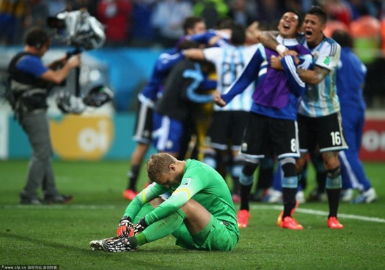 Hình ảnh Cillessen đổ gục trong niềm vui của Argentina