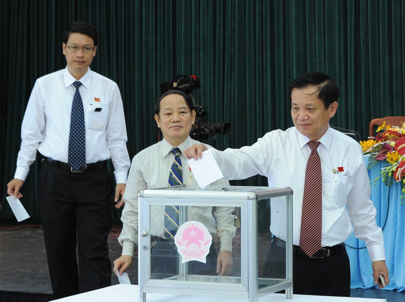  Bí thư Thành ủy, Chủ tịch HĐND thành phố Đà Nẵng và các đại biểu bỏ phiếu bầu bổ sung Ủy viên UBND thành phố khóa VIII, nhiệm kỳ 2011- 2016.