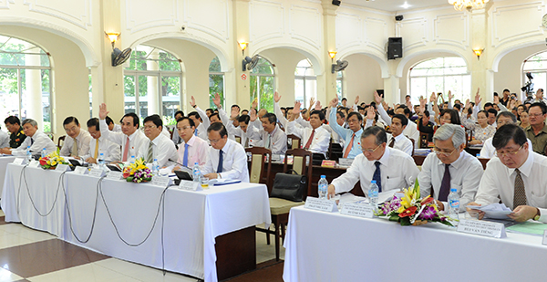 Các đại biểu biểu quyết thông qua chương trình kỳ họp.
