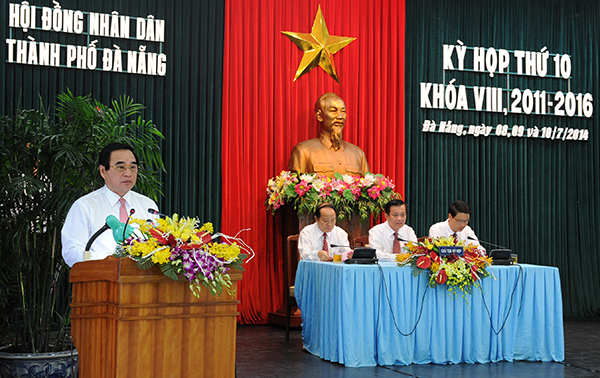 Chủ tịch UBND thành phố Đà Nẵng báo báo về tình hình thực hiện kế hoạch phát triển kinh tế- xã hội, quốc phòng- an ninh 6 tháng đầu năm và các nhiệm vụ trọng tâm 6 tháng cuối năm 2014.
