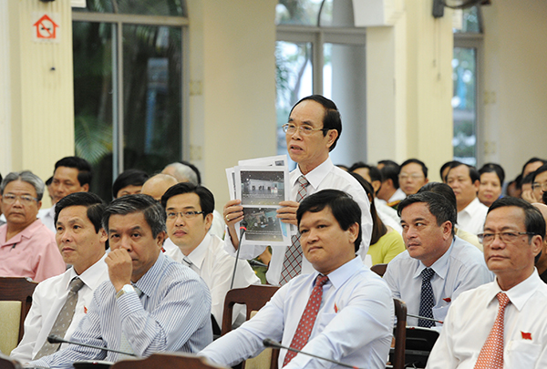 Đại biểu Thái Thanh Hùng mang tâm tư nguyện vọng của cử tri bằng những hình ảnh thiết thực để chất vấn Giám đốc Sở Xây dựng.