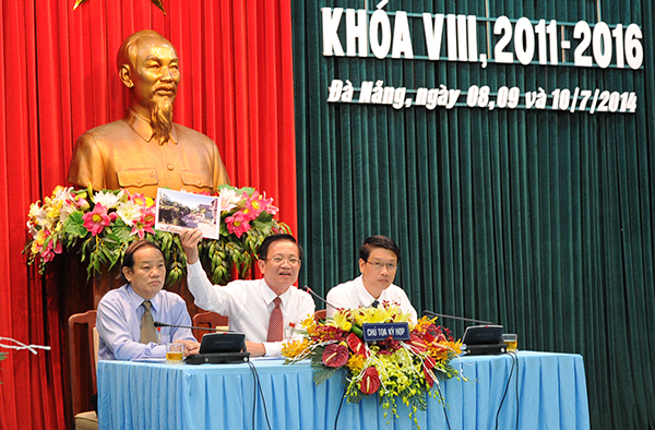 Bí thư Thành ủy, Chủ tịch HĐND TP. Đà Nẵng Trần Thọ đưa ra những hình ảnh từ thực tế để chất vấn Giám đốc Sở Xây dựng về các công trình dân sinh.