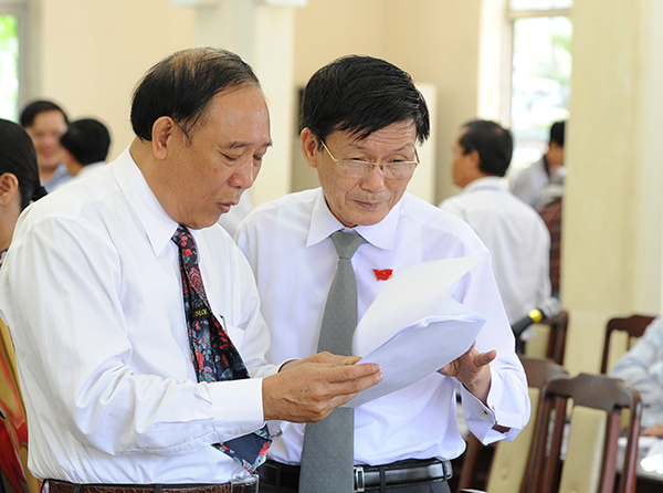 Bên lề kỳ họp, đại biểu Huỳnh Phước và Giám đốc Sở Y tế thành phố Đà Nẵng Phạm Hùng Chiến cùng nhau trao đổi các vấn đề về chính sách ở Bệnh viện Ung thư Đà Nẵng.