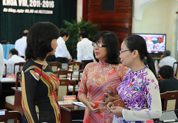 Các đại biểu Ngô Thị Kim Yến, Nguyễn Thị Anh Đào và Lê Thị Phượng cùng nhau trao đổi về thực trạng ở các khu vui chơi giải trí giành cho trẻ em bên lề hội nghị.
