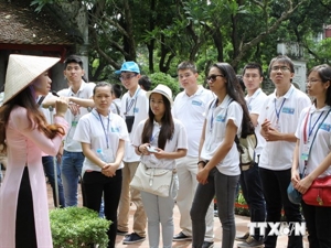 Young overseas Vietnamese at the Temple of Literature (Photo: VNA)
