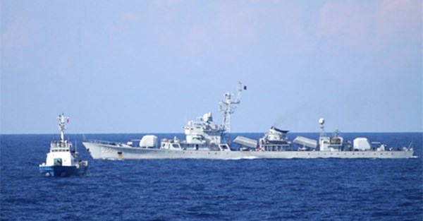 Tàu hộ vệ tên lửa của Trung Quốc ở khu vực giàn khoan Hải Dương-981 (Ảnh: Cảnh sát biển)