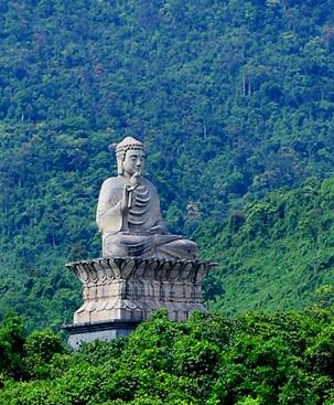  The 24m-high Shakyamuni Buddha statue on the lakeside, surrounded by primeval forests