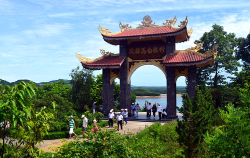 Cổng tam quan.