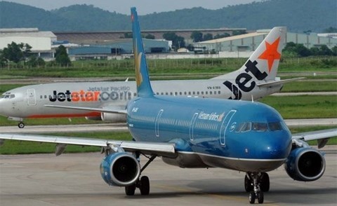 Máy bay Vietnam Airlines (màu xanh) và Jetstar Pacific trên sân bay - Ảnh minh hoạ