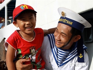 A naval soldiers and a child on Truong Sa Lon island (Photo: VNA)