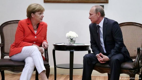 Thủ tướng Đức Angela Merkel (trái) và Tổng thống Nga Vladimir Putin thảo luận tình hình Ukraine trước thềm World Cup 2018.