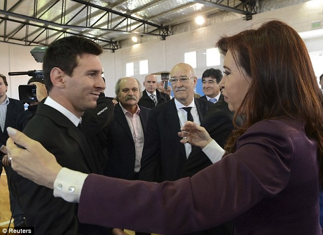 Đích thân Tổng thống Argentina, Cristina Fernandez de Kirchner đã có mặt chào đón Messi cùng các đồng đội trở về sau khi hoàn thành nghĩa vụ quốc gia tại World Cup 2014.