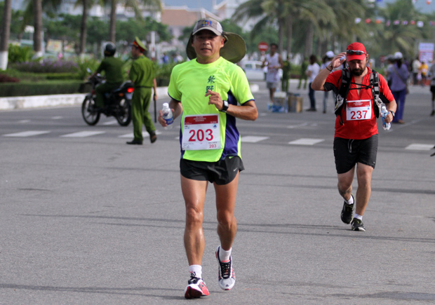 Các VĐV chuyên nghiệp trên đường chạy marathon