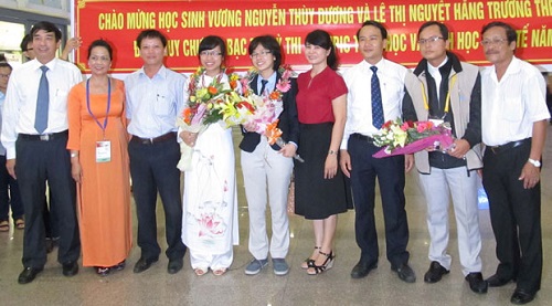 Duong and Hang with their teachers at the airport