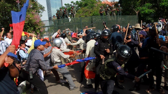 Theo báo Phnom Penh Post, đám đông biểu tình do nghị sĩ CNRP Mu Sochua dẫn đầu đã tụ tập tại công viên Tự do ở Phnom Penh. Khi 30-40 nhân viên an ninh xuất hiện để bảo vệ an ninh công viên, đám đông đã lao vào tấn công họ.