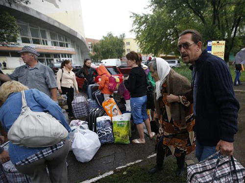 Người dân chuẩn bị lên xe chạy khỏi vùng Donetsk do lo ngại chiến sự Ảnh: Reuters