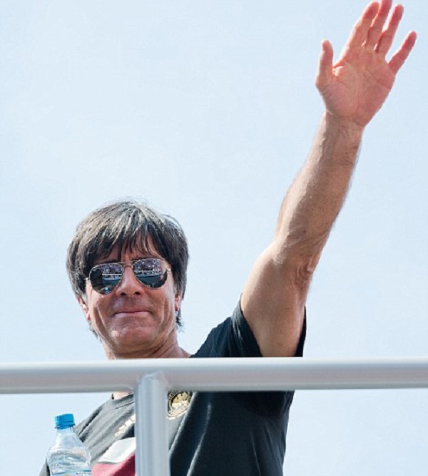 HLV Joachim Loew vẫy chào các CĐV