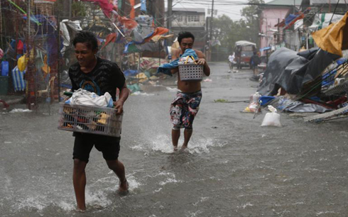 Người dân Philippines chạy bão (Ảnh: Reuters)