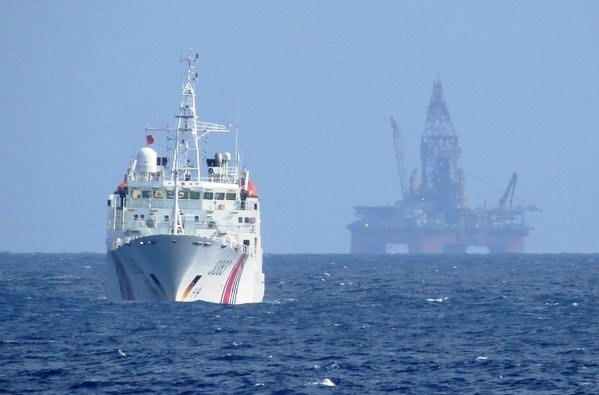 Tàu Trung Quốc bảo vệ giàn khoan Hải Dương-981 hạ đặt trái phép trong vùng đặc quyền kinh tế, thềm lục địa của Việt Nam.