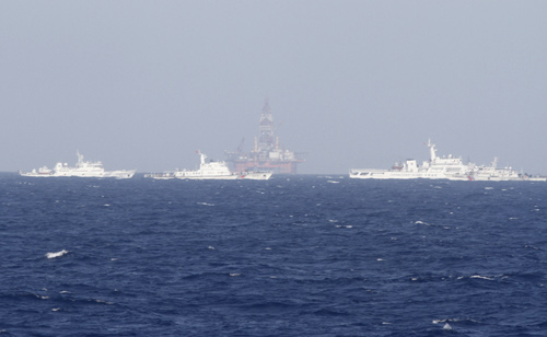 Trung Quốc thường xuyên duy trì đội tàu hộ tống lớn xung quanh giàn khoan
