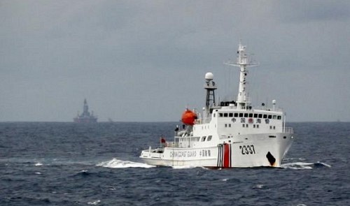 A Chinese Coast Guard vessel (R) cruises near the Chinese oil rig, Haiyang Shiyou 981 (L) in Vietnamese waters on June 13, 2014. Beijing removed the rig from the area early July 16, 2014. Reuters