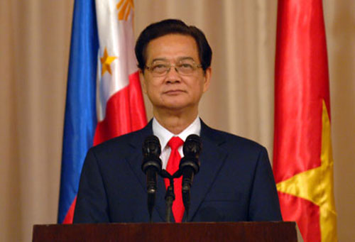 Thủ tướng Nguyễn Tấn Dũng trong một cuộc họp báo tại Philippines