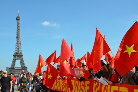Người Việt tại Pháp biểu tình phản đối Trung Quốc