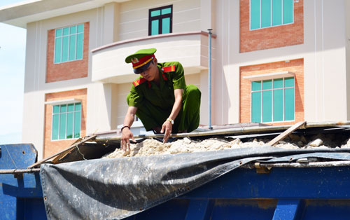 Công an Hòa Vang kiểm tra đất màu trắng trên ô-tô tải vi phạm. 