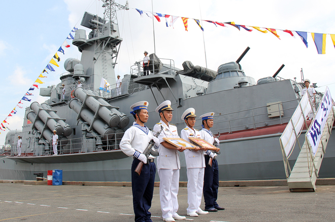 Thuyền trưởng, Chính trị viên Tàu HQ-377 chuẩn bị lên tàu kéo cờ.